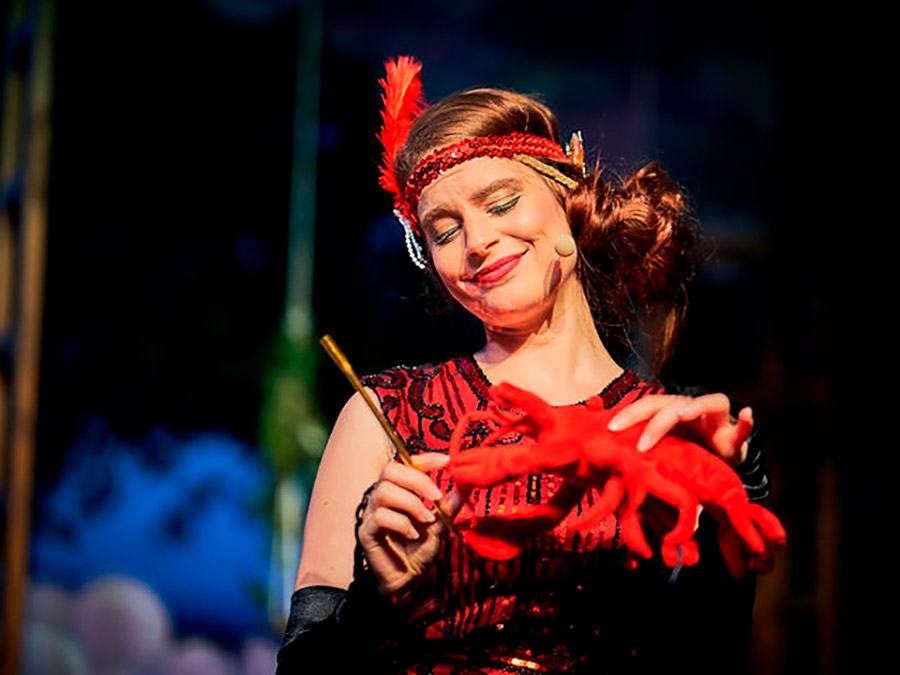 Patricia Zanella in einer farbenfrohen Bühnenrolle
