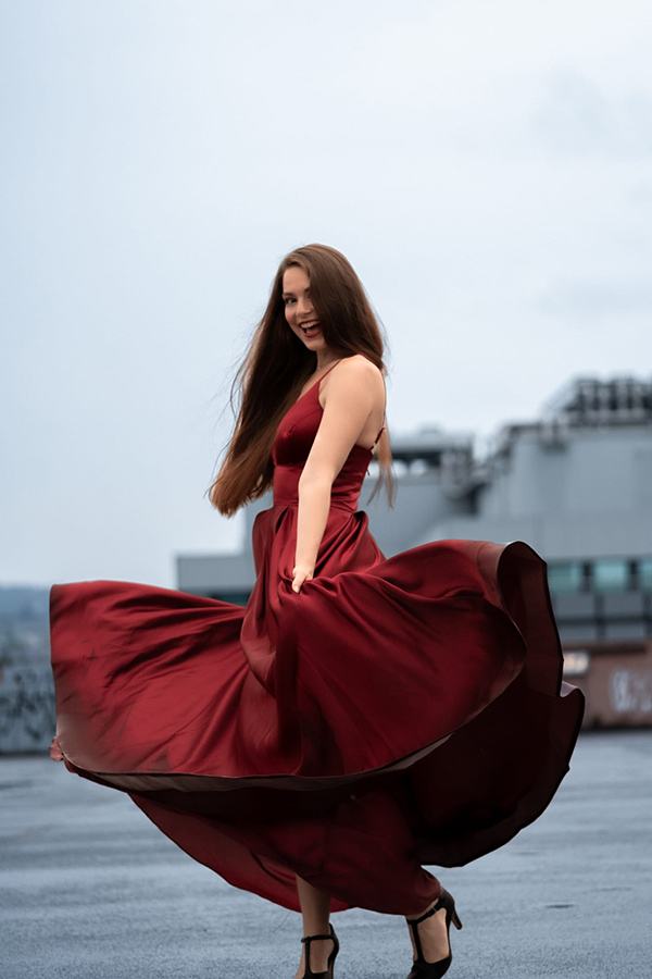 Patricia Zanella in einem roten Kleid
